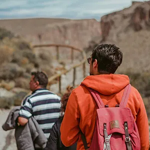 Ομάδα πεζοπόρων σε βραχώδη τοπίο — οργανωμένη εκδρομή και ξενάγηση